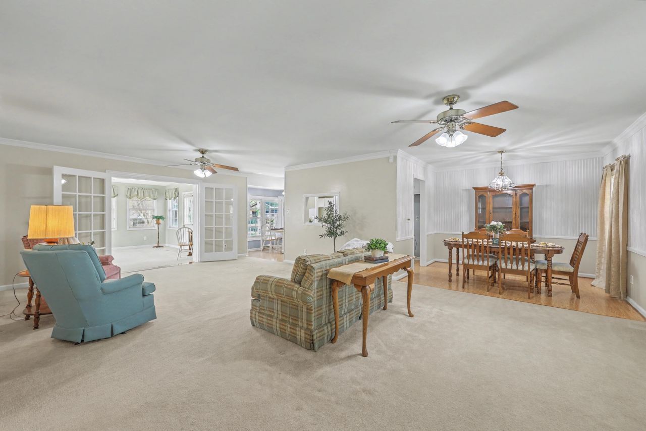 8465 Yorkshire Lane Photo 3