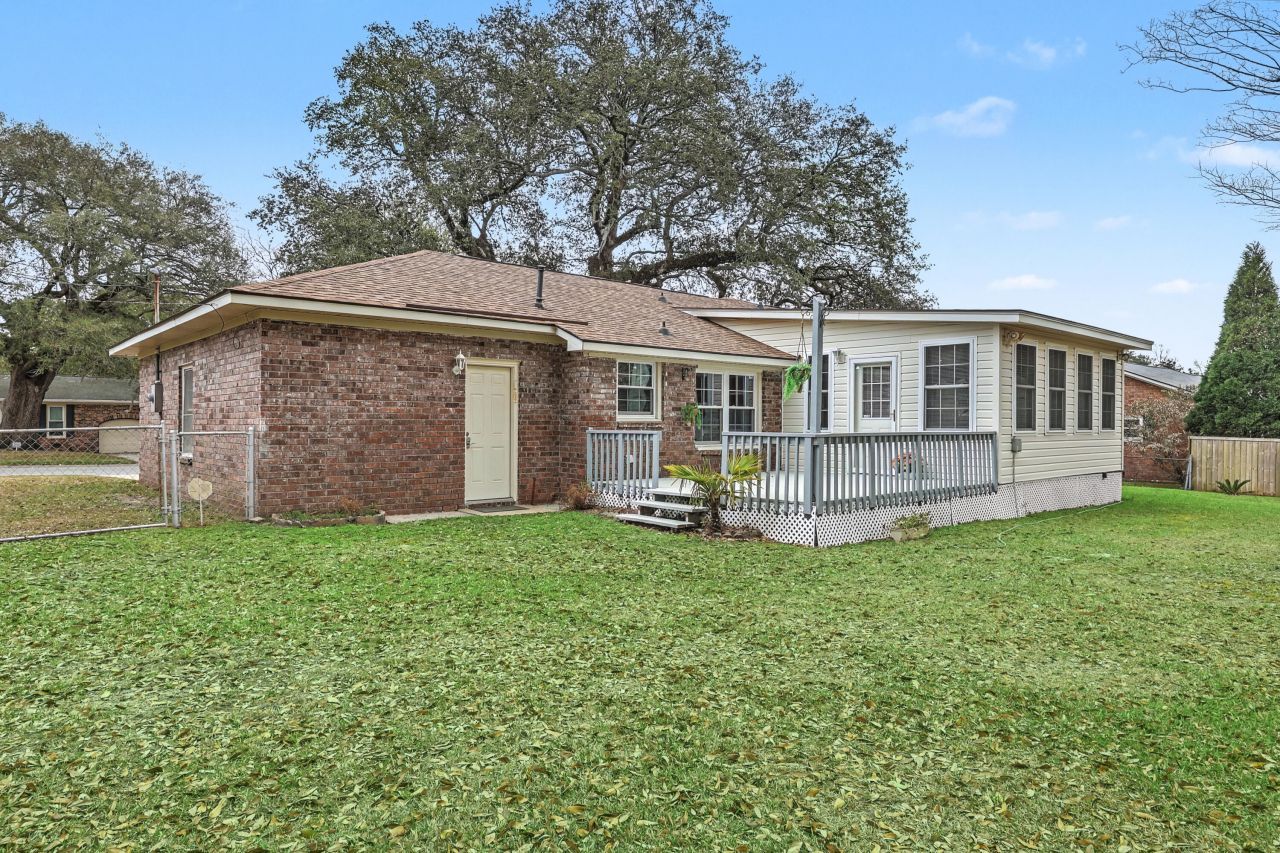 8465 Yorkshire Lane Photo 32