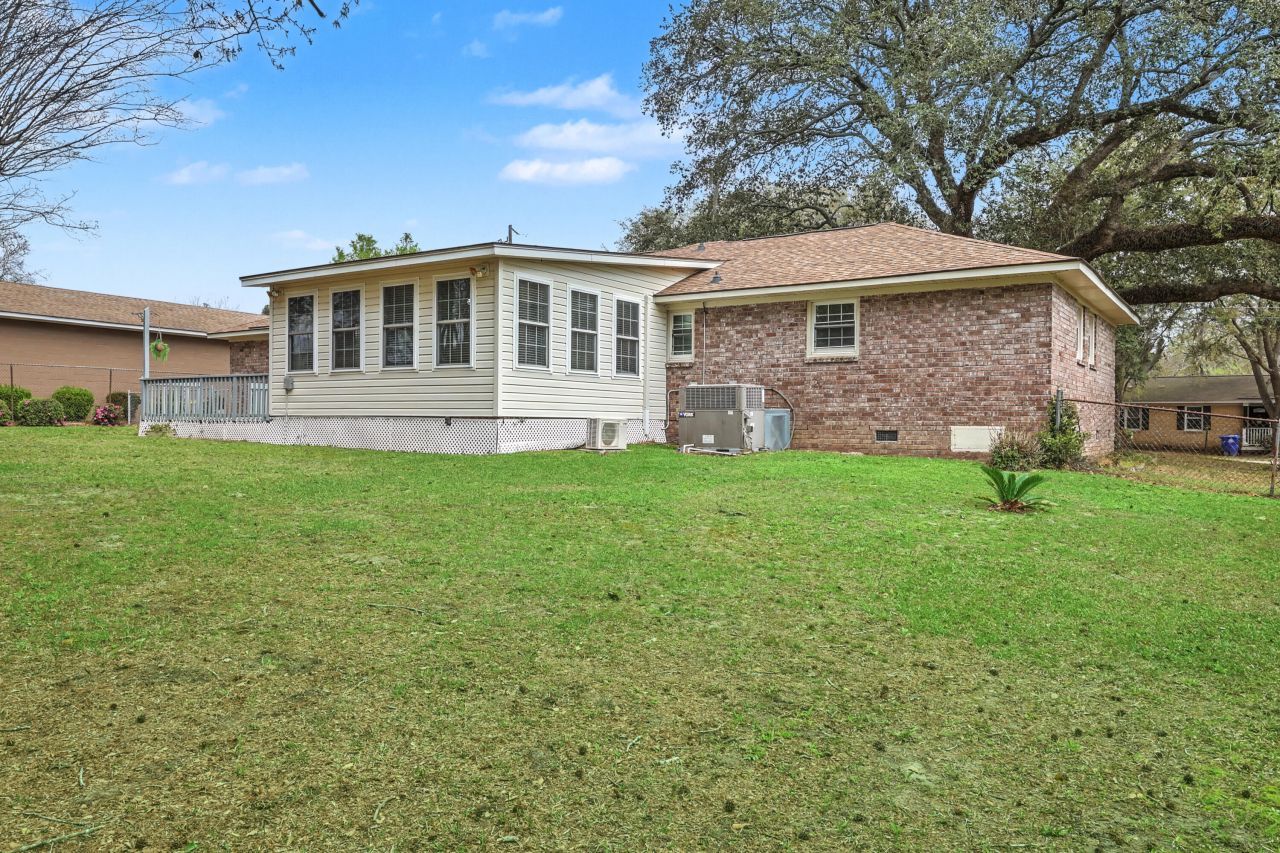 8465 Yorkshire Lane Photo 34