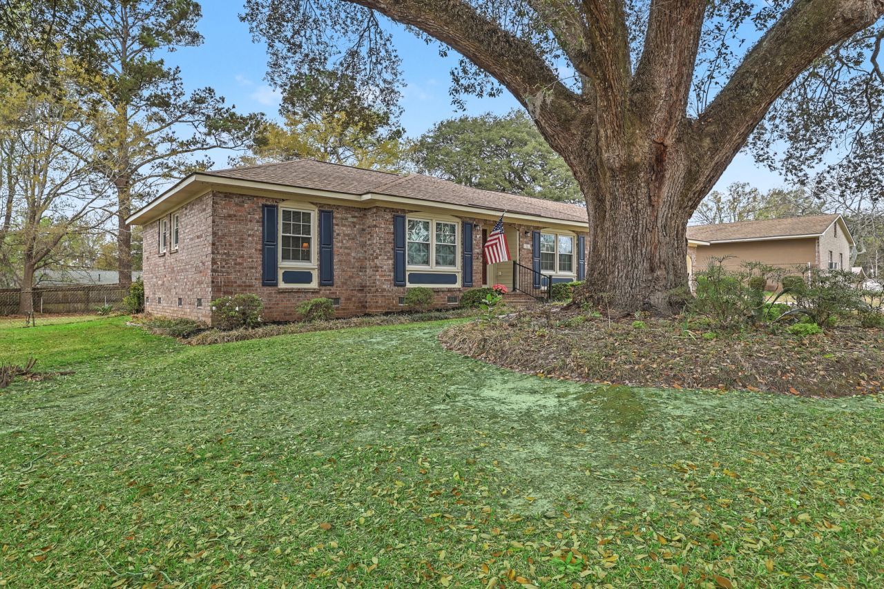 8465 Yorkshire Lane Photo 5