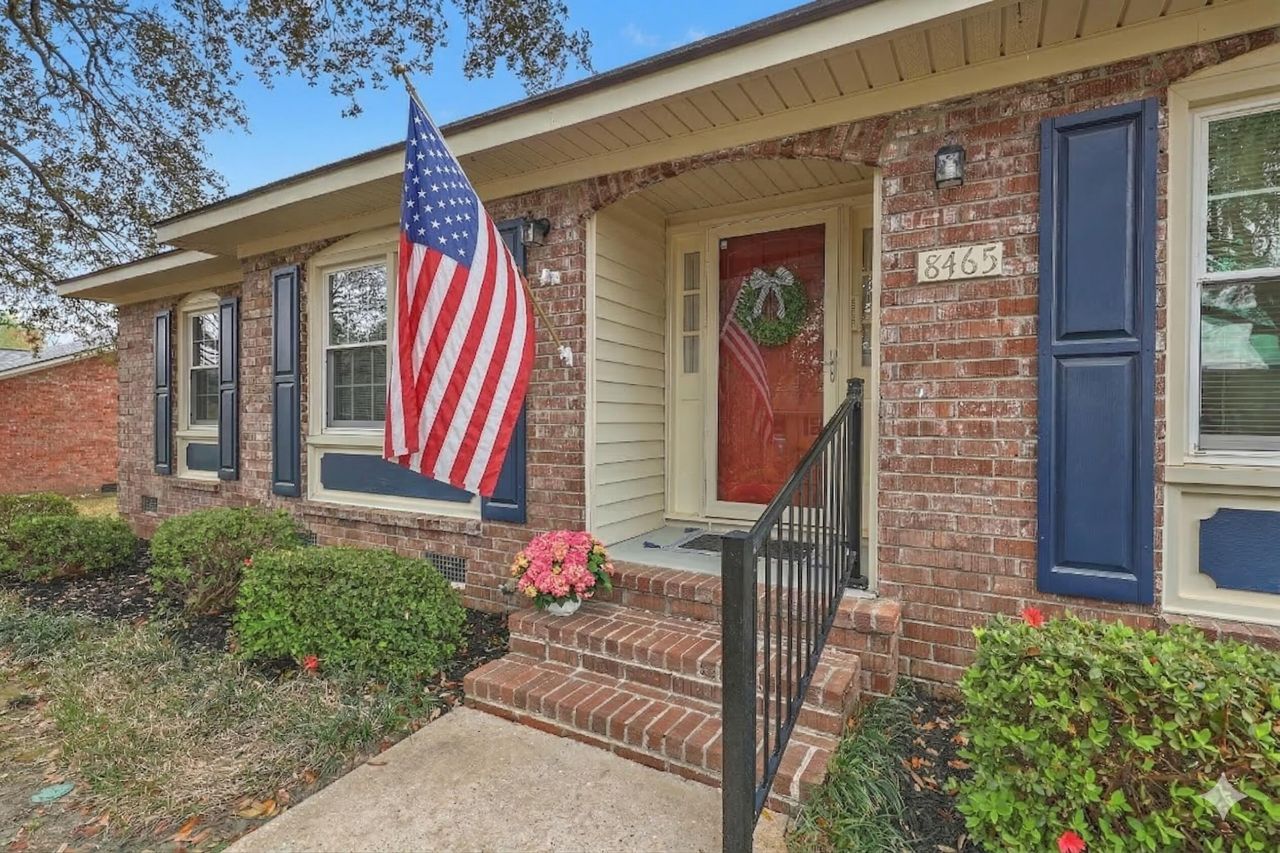 8465 Yorkshire Lane Photo 6