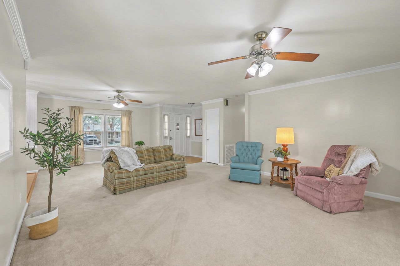 8465 Yorkshire Lane Photo 7