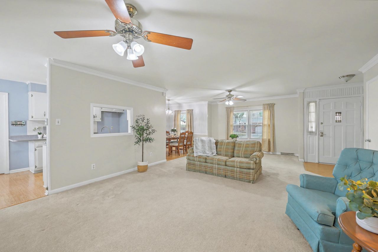 8465 Yorkshire Lane Photo 8