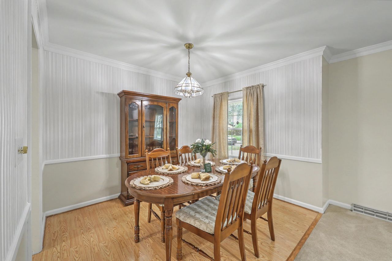 8465 Yorkshire Lane Photo 9