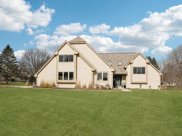 221 Crystal Dr, Hartland, WI 53029