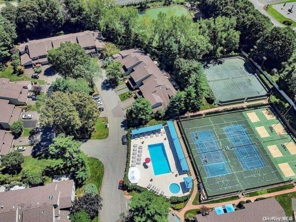 124 Foxwood Drive , Jericho, NY 11753