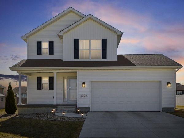 2702 Arbor Ridge Road, Cedar Falls, IA 50613