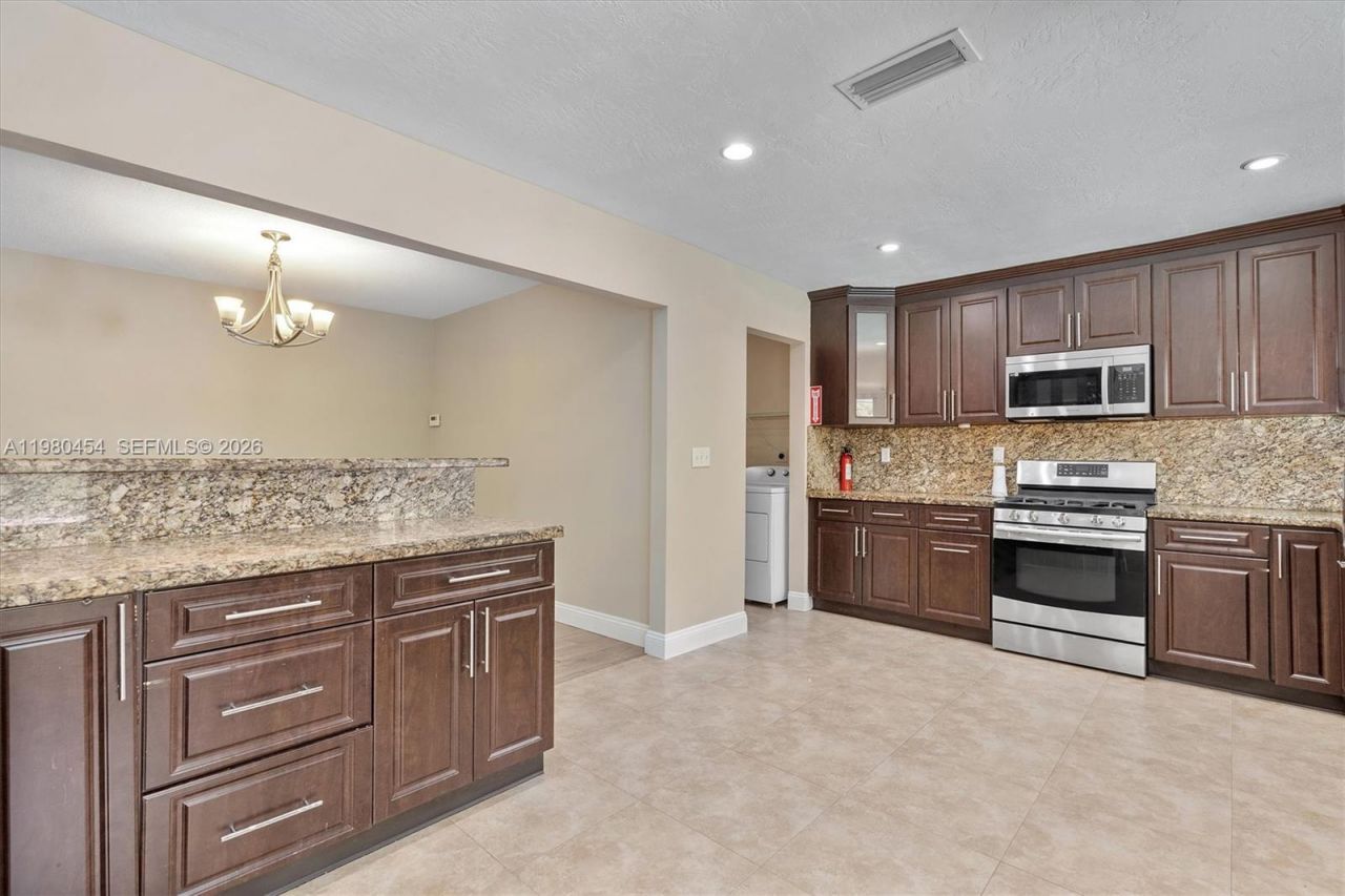 2805 E Lexington Dr, Miramar, FL 33025 Photo