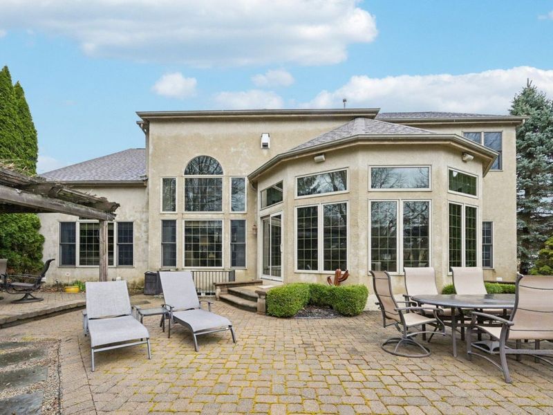 6045 Medallion Drive W, Westerville, OH 43082 Photo 3