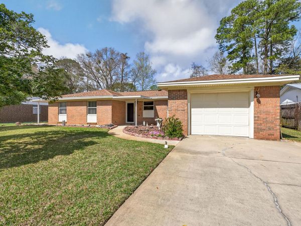 323 Pontevedra Lane, Niceville, FL 32578