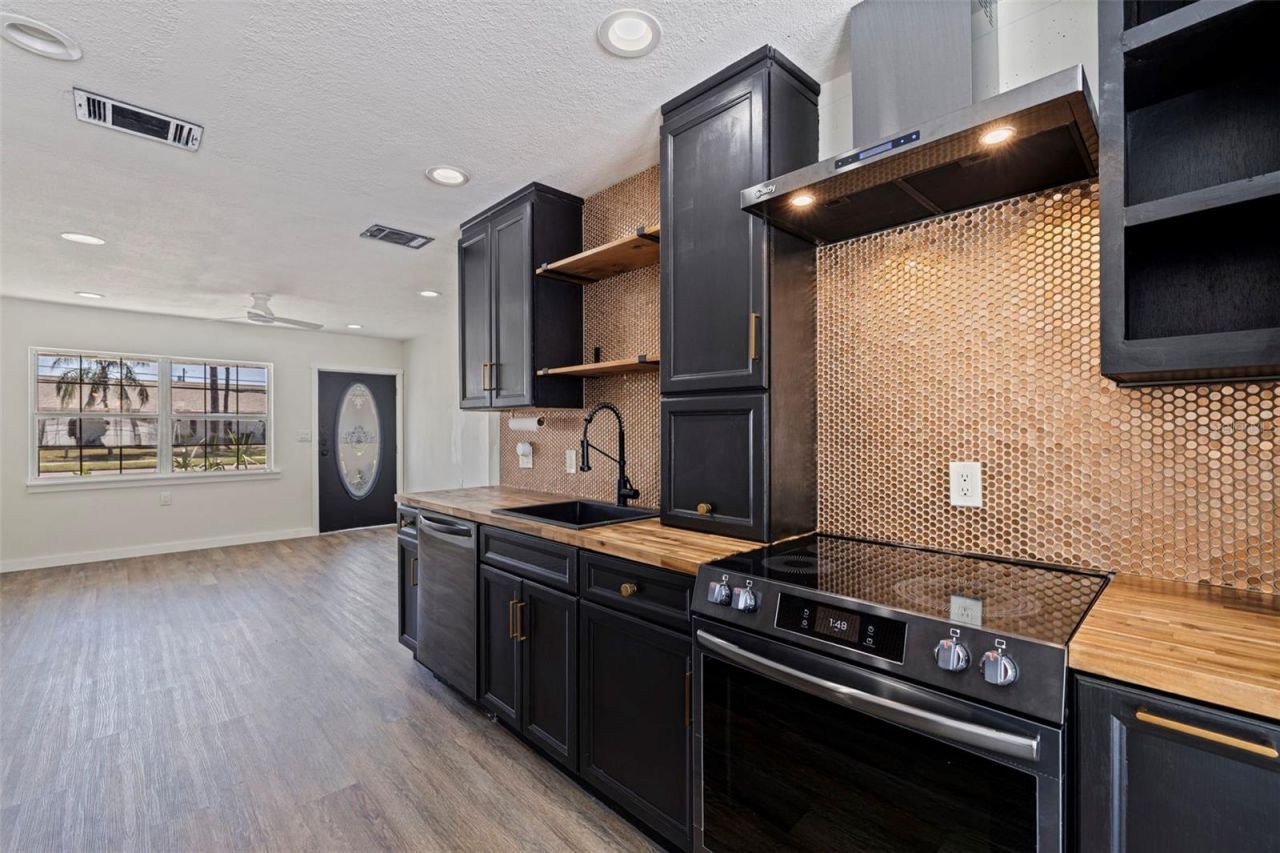 737 62nd Avenue N, Saint Petersburg, FL 33702 Photo