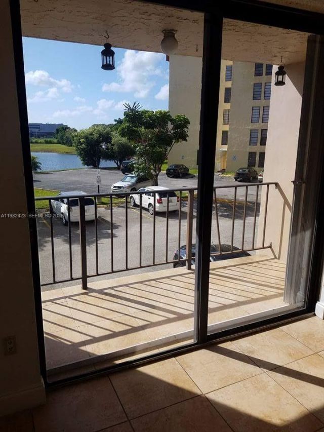 9682 Fontainebleau Blvd , Unit 202, Miami, FL 33172 Photo