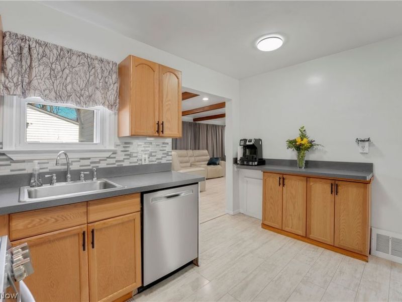 1677 Douglas Road, Wickliffe, OH 44092 Photo 6