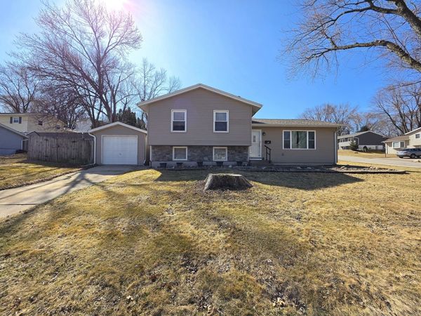 315 Colony Drive , Davenport, IA 52806