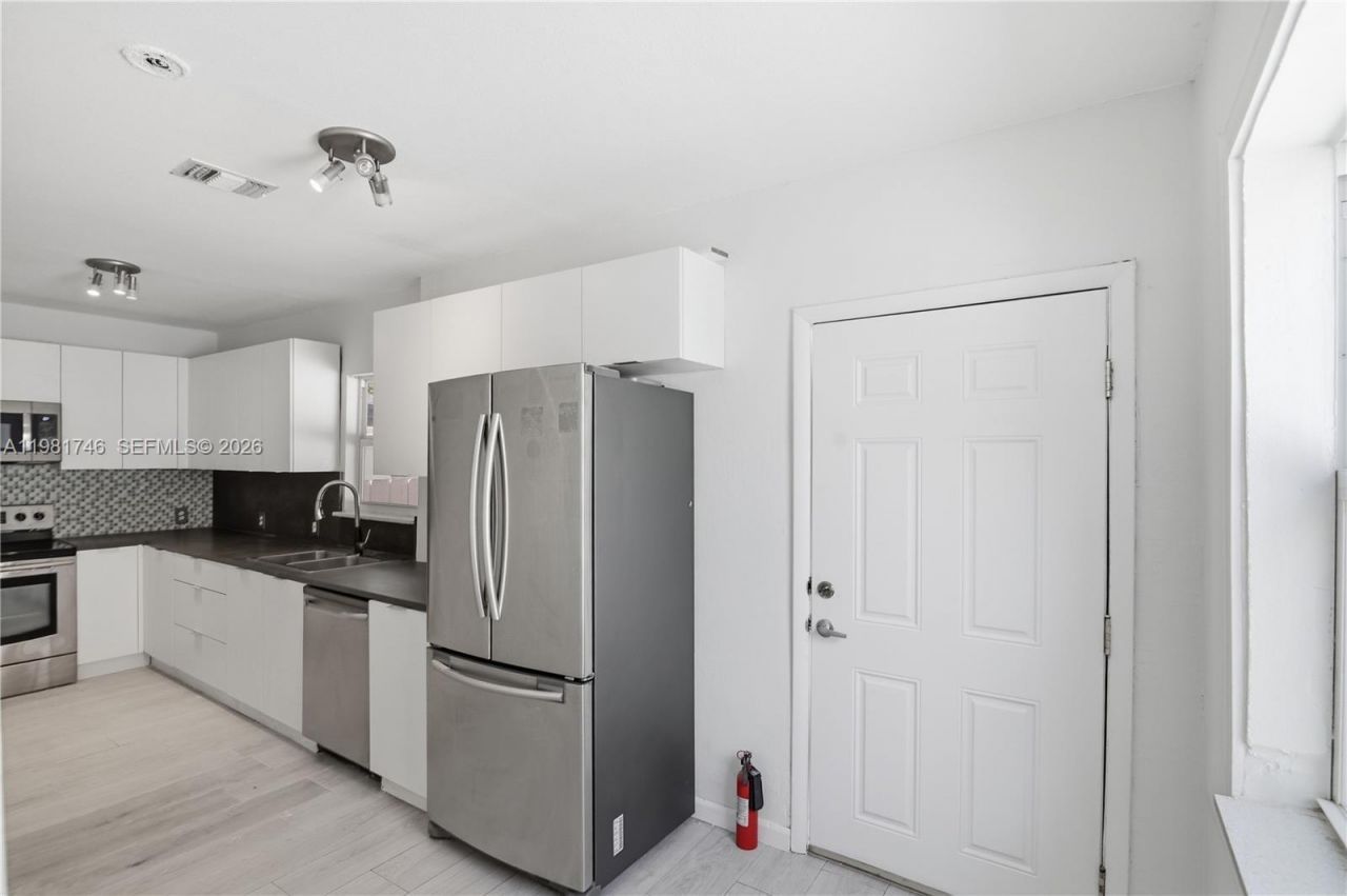 1431 NW 30th St, Miami, FL 33142 Photo