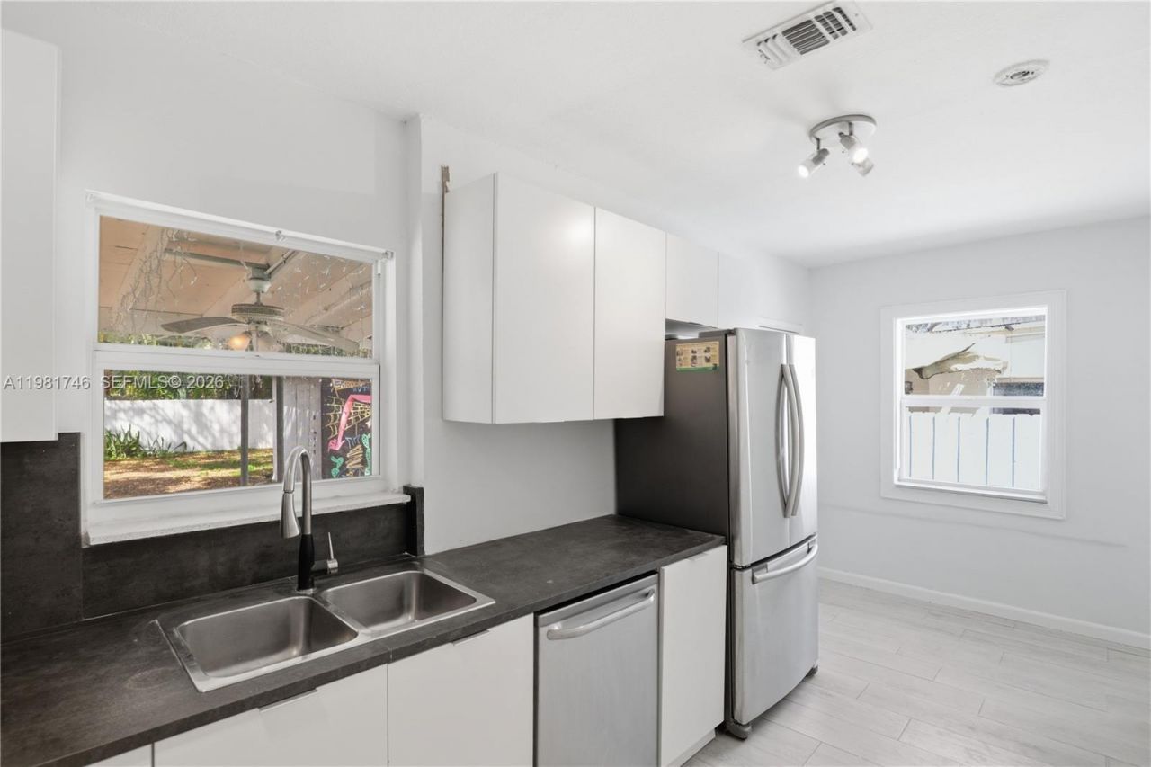 1431 NW 30th St, Miami, FL 33142 Photo