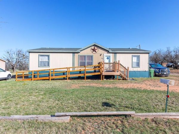 102 Flamingo Drive, Tye, TX 79563