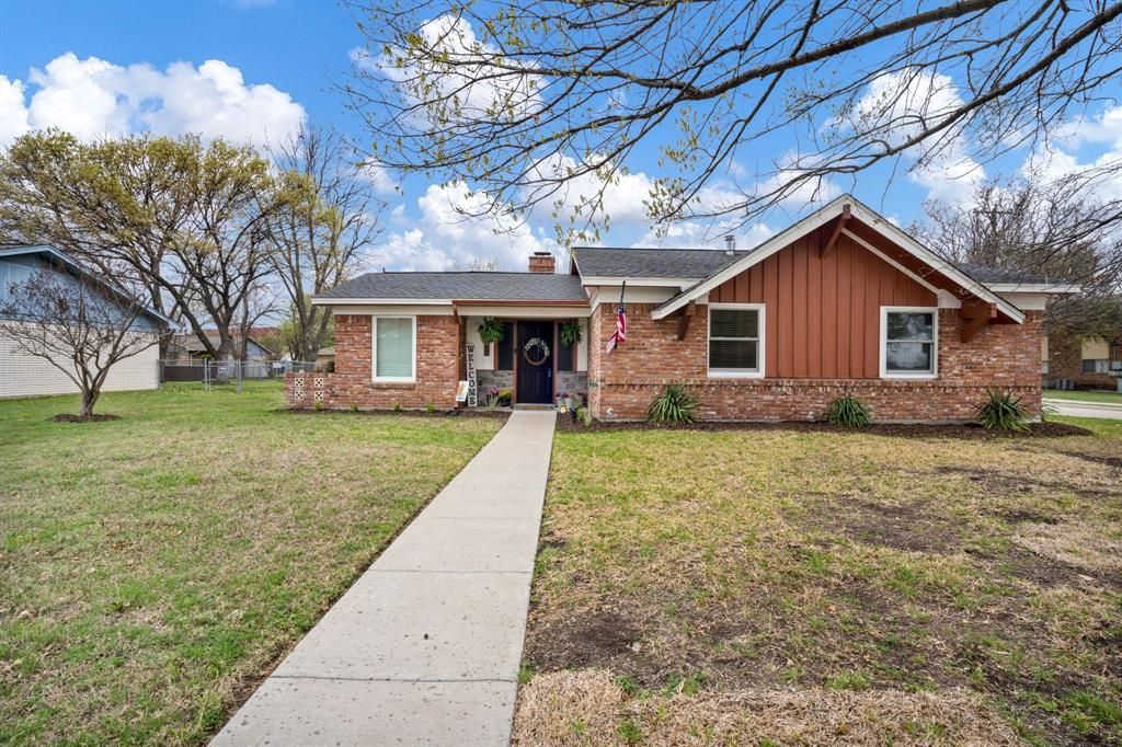 107 High School Drive, Waxahachie, TX 75165 Main Photo