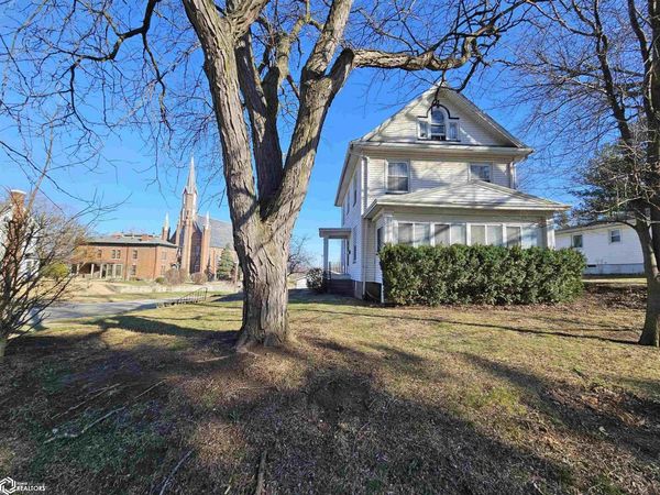 212 S 7th Street, Burlington, IA 52601