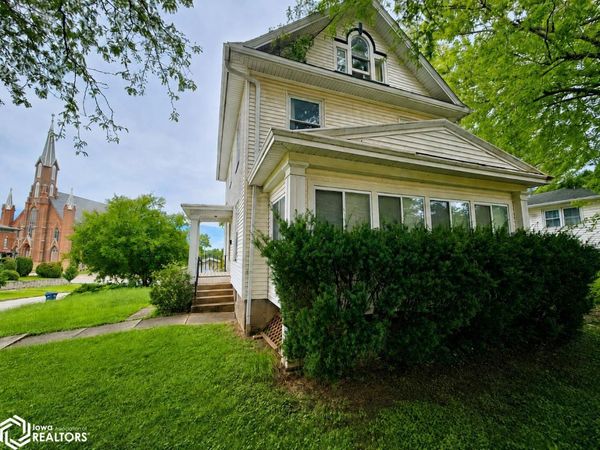 212 S 7th Street, Burlington, IA 52601
