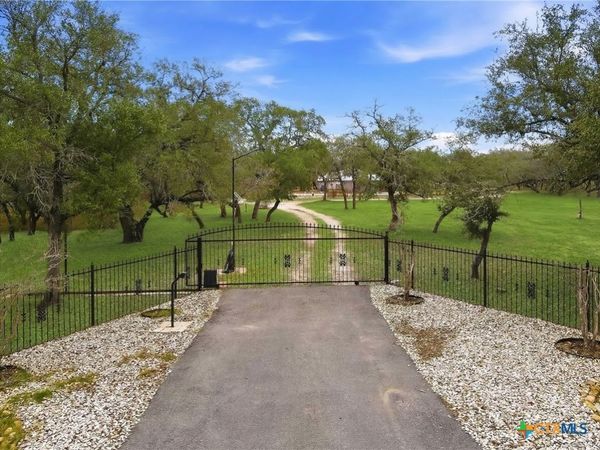 561 County Road 785 , Natalia, TX 78059