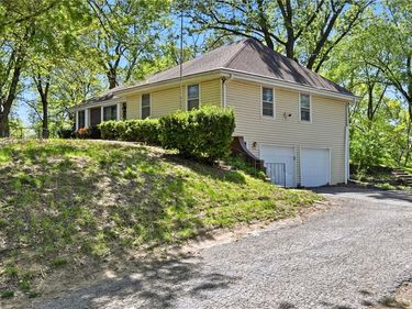 10407 NW Crooked Road, Kansas City, MO 64152