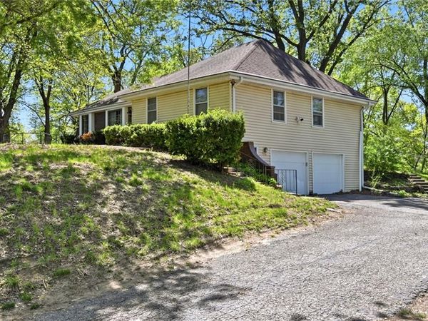 10407 NW Crooked Road, Parkville, MO 64152