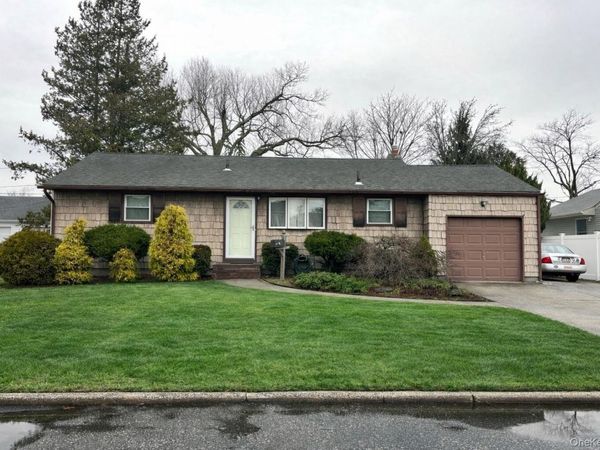 17 Windsor Street , Islip, NY 11751