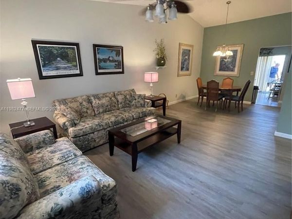 8042 SE Villa Cir, Unit 8042, Hobe Sound, FL 33455