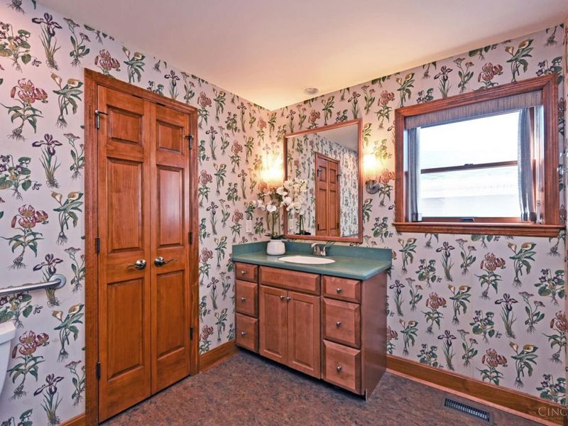 9485 Wynnecrest Drive, Blue Ash, OH 45242 Photo 13