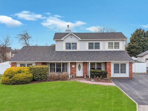 40 Sequoia Way, Holbrook, NY 11741