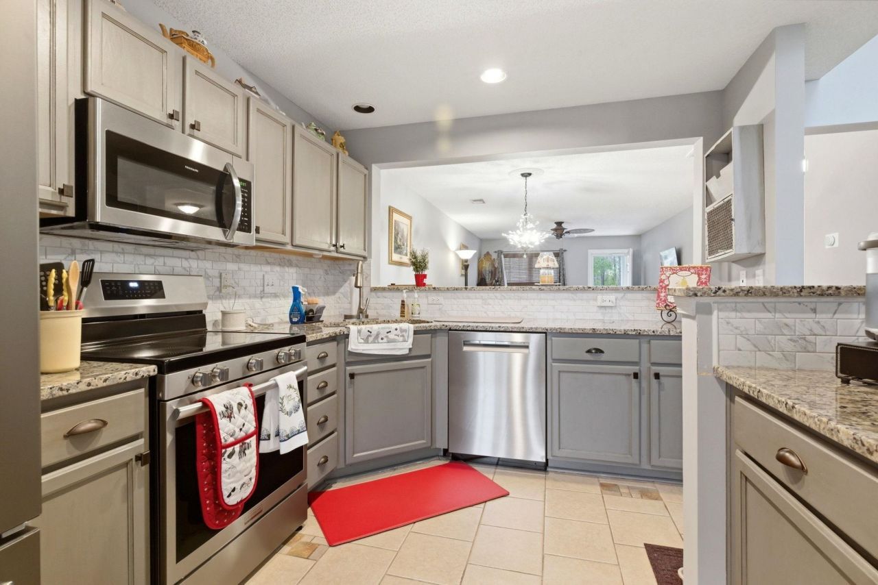 638 Riverward Dr.  Photo 8