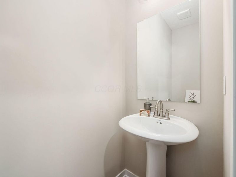 352 Postle Boulevard , Columbus, OH 43228 Photo 9