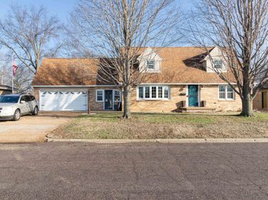 305 DELSHIRE Avenue, Pekin, IL 61554