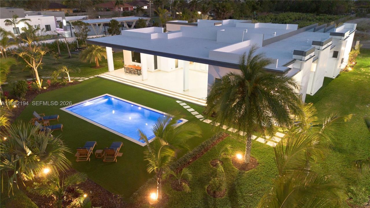 13231 SW 220 St , Miami, FL 33170 Photo