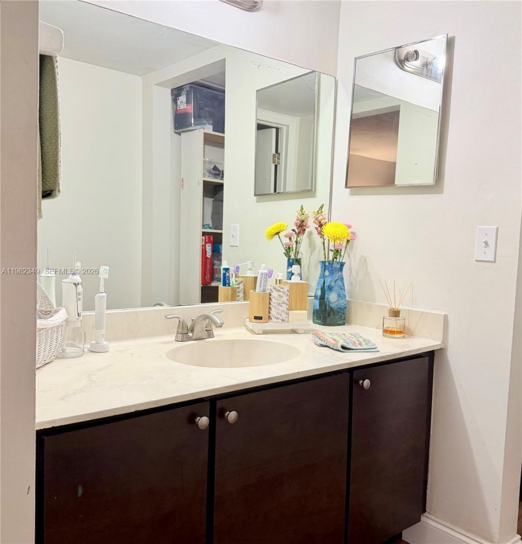 450 Commodore Dr , Unit 214, Plantation, FL 33325 Photo