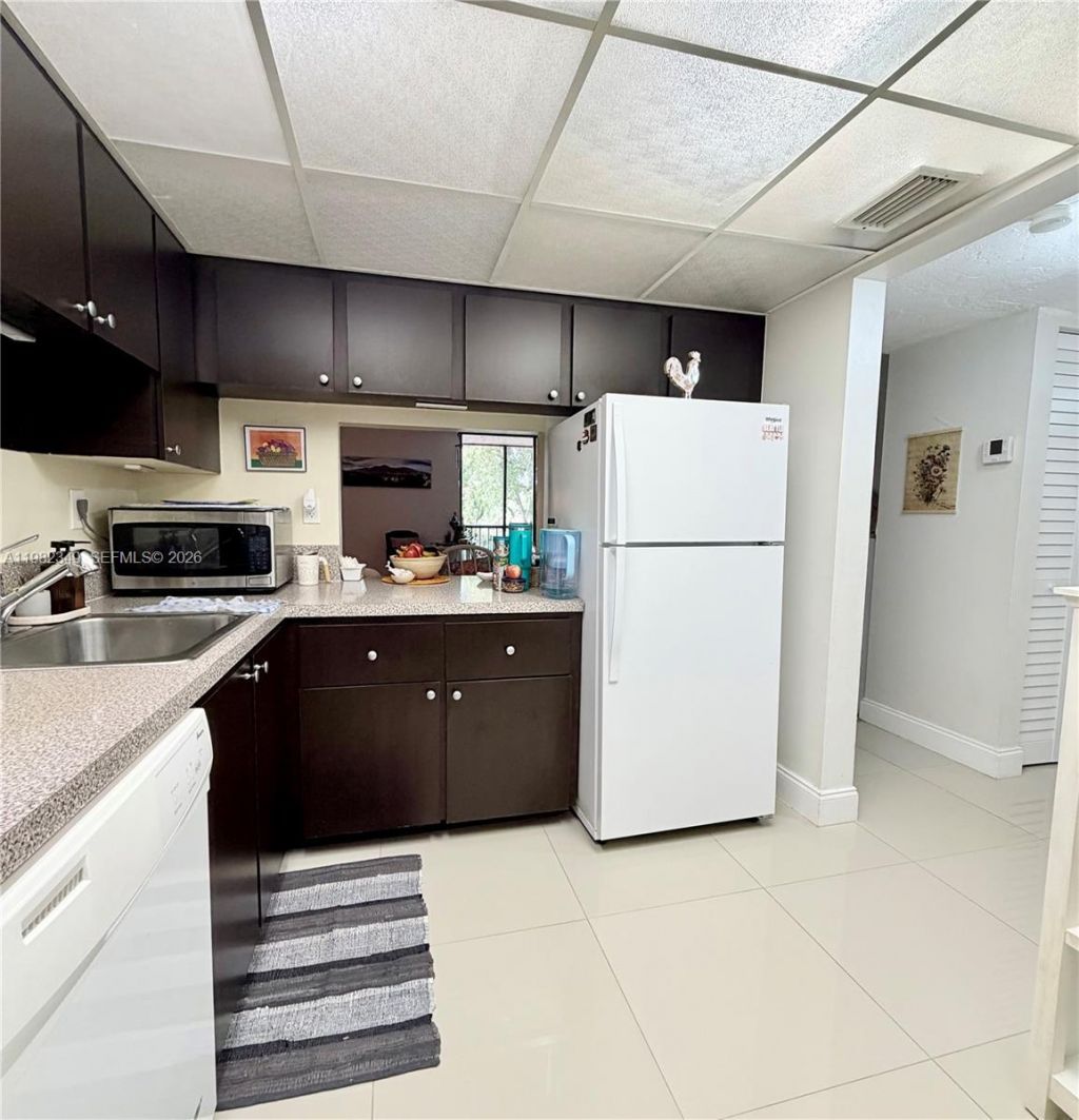 450 Commodore Dr , Unit 214, Plantation, FL 33325 Photo