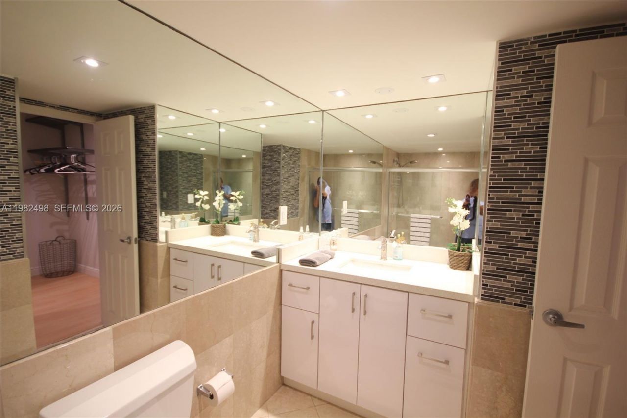 5161 Collins Av, Unit 1004, Miami Beach, FL 33140 Photo