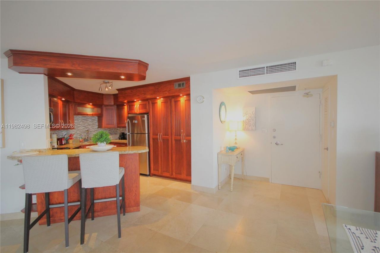 5161 Collins Av, Unit 1004, Miami Beach, FL 33140 Photo