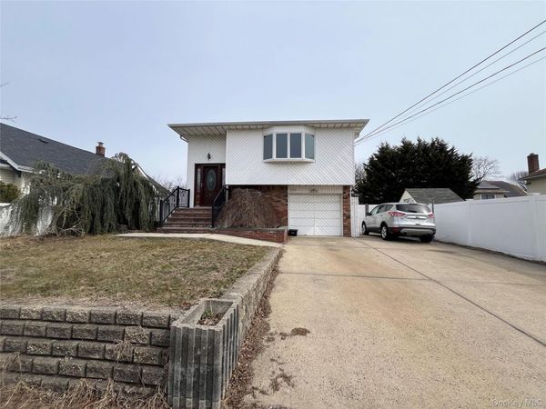 630 S Wellwood Avenue , Lindenhurst, NY 11757