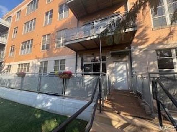 630 Emerson Road , Unit 104, Creve Coeur, MO 63141