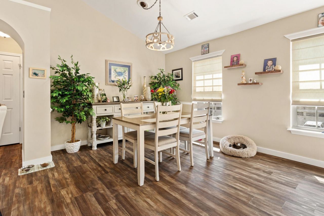 104 Knightbury Ct. Photo 11