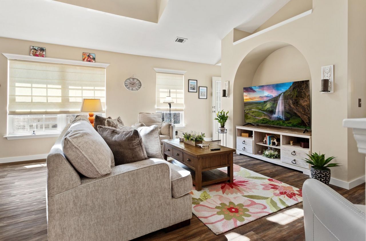 104 Knightbury Ct. Photo 4