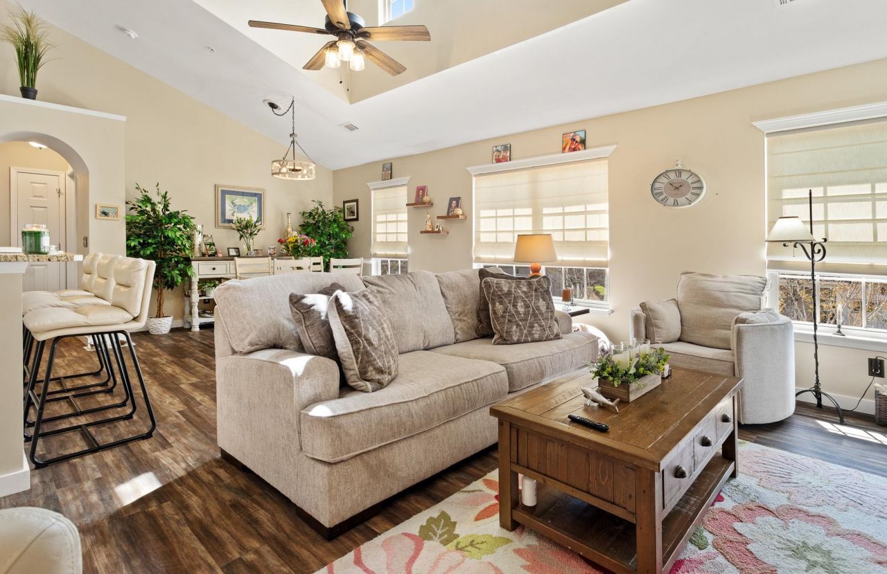 104 Knightbury Ct. Photo 5