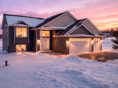 1325 Carriage Hill Drive, Hinckley, MN 55037