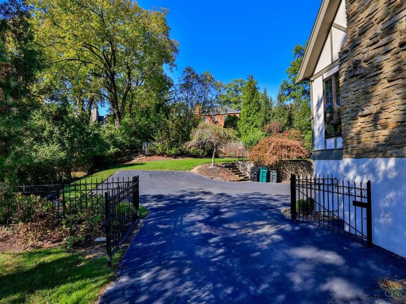 1121 Edwards Road, Cincinnati, OH 45208 Photo 3
