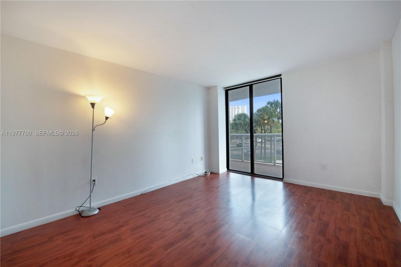 3731 N Country Club Dr , Unit 229, Aventura, FL 33180 Photo