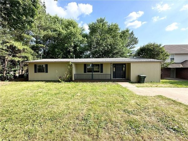 2201 W Deane Street , Fayetteville, AR 72703