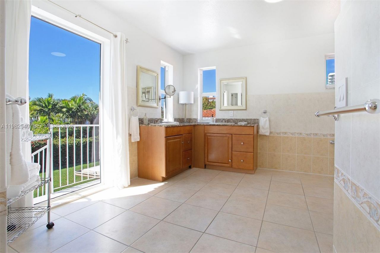 100 SW 26th Rd , Miami, FL 33129 Photo