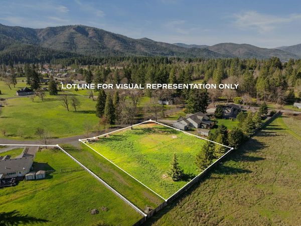 527 E Forks Circle, Cave Junction, OR 97523